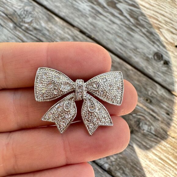 Vintage Jewelry Adorable Silver Tone Rhinestone  Bow Brooch Ribbon Pin - Picture 1 of 2